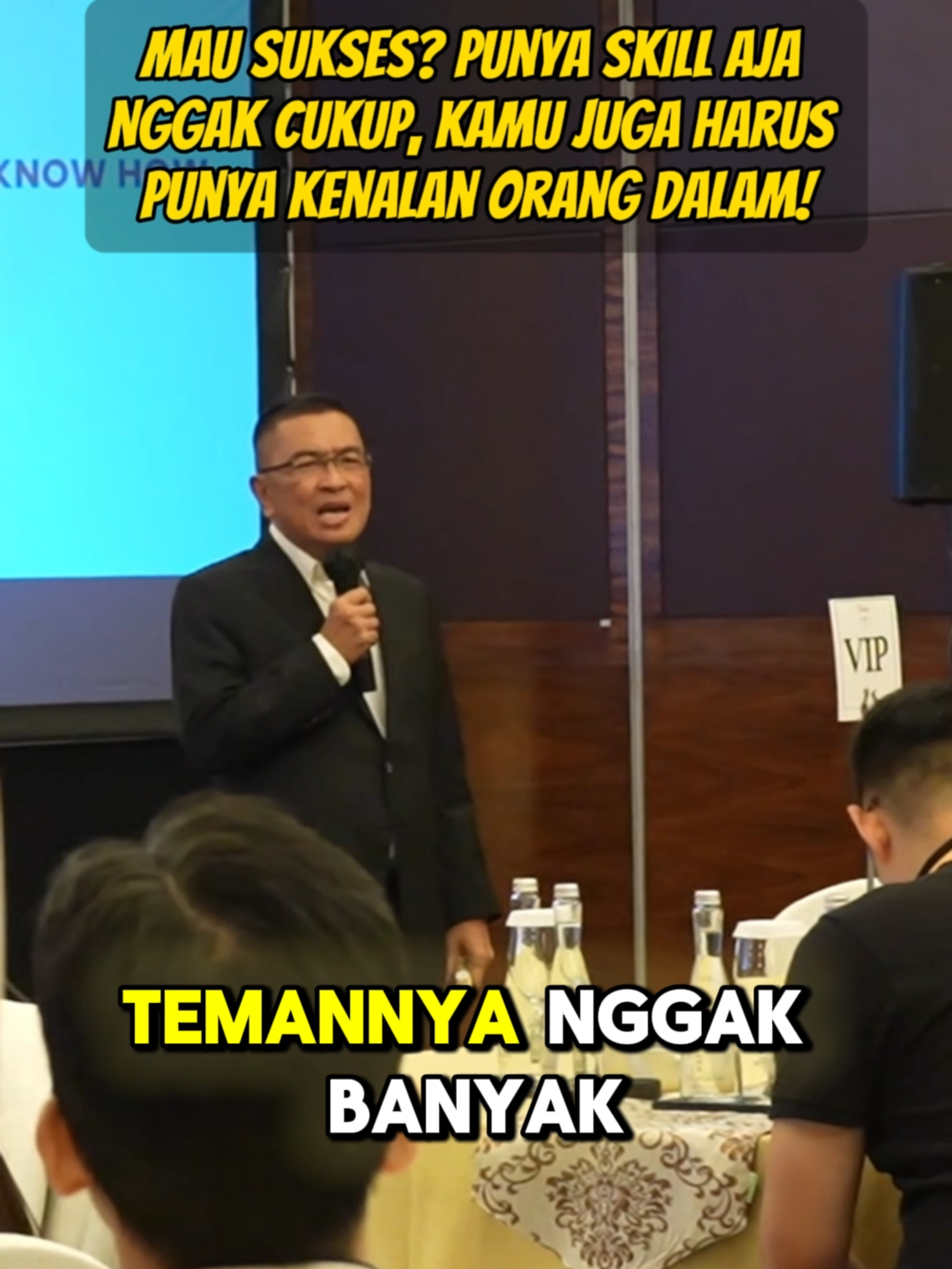 Banyak orang kira sukses itu cukup dengan skill. Faktanya? Skill tanpa kenalan orang dalam sering kali bikin jalan kamu terhambat. Networking itu ibarat pintu akses—yang kadang nggak bisa dibuka hanya dengan kemampuan doang. Kalau kamu pinter tapi nggak dikenal, siapa yang mau kasih kesempatan? Jadi, jangan cuma fokus upgrade skill… tapi juga bangun relasi yang tepat! Karena kadang, satu orang dalam bisa bikin langkah kamu lebih cepat 10x lipat. Setuju nggak kalau sukses itu kombinasi antara skill + koneksi? #serunyabelajar #motivasibisnis #businesstip #idebisnis #helmyyahya #sukses #tipsbisnis #motivasihidup #viral #motivasisukses #bisnistrip #mindset #china #bisnis