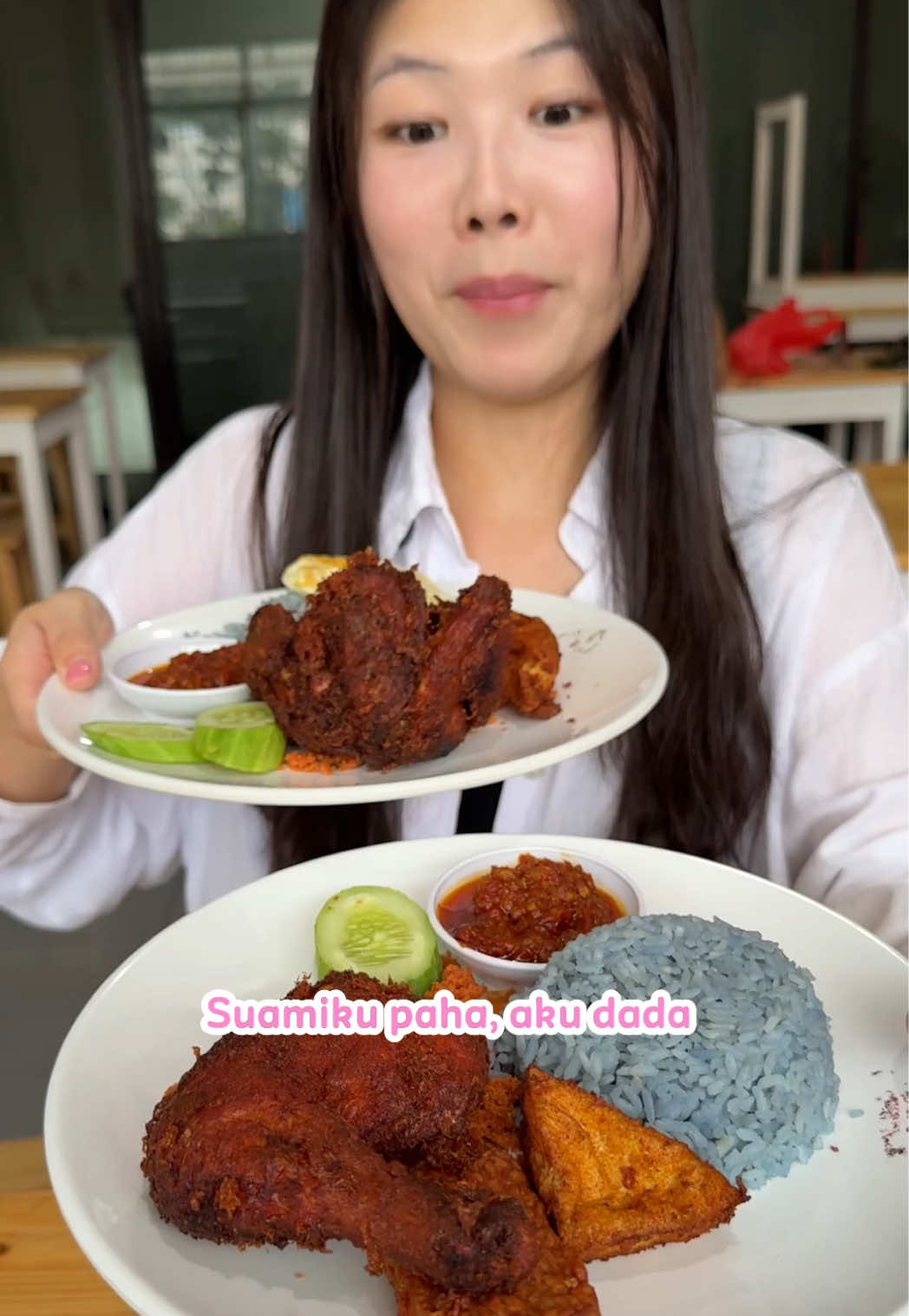 Yedeura~ kalian nnti malam makan apa? Ini enak bangett ayam goreng disini unik rempah merah! Rasanya gurih pedas mantap😍 ohiya lada garam jg wajib coba!  📍Ayam ponggol Dutamas Blok B3 No 12a, Jl. Kusuma, Wijaya Kusuma, Kec. Grogol petamburan, Kota Jakarta Barat, Daerah Khusus Ibukota Jakarta 📍Ayam ponggol kota wisata cibubur #noonarosa #korean #kulinertiktok #인도네시아음식 #reviewmakanan 