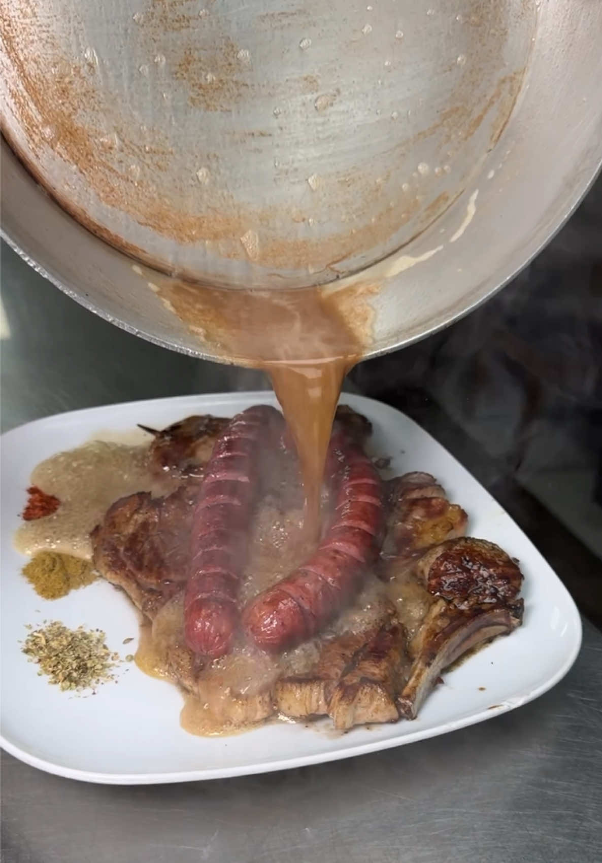 Bol Tereyağlı Karışık Kebap  . Denizli'de @jetahmetdenizli'de farklı bir sunumla tereyağlı karışık kebap yapımını çekimlemiştim ve denedim ben bu lezzeti çok beğendim enfesti . #denizli #tereyağlıkebap #lezzet #yemektarifleri #yemektürkiyecom