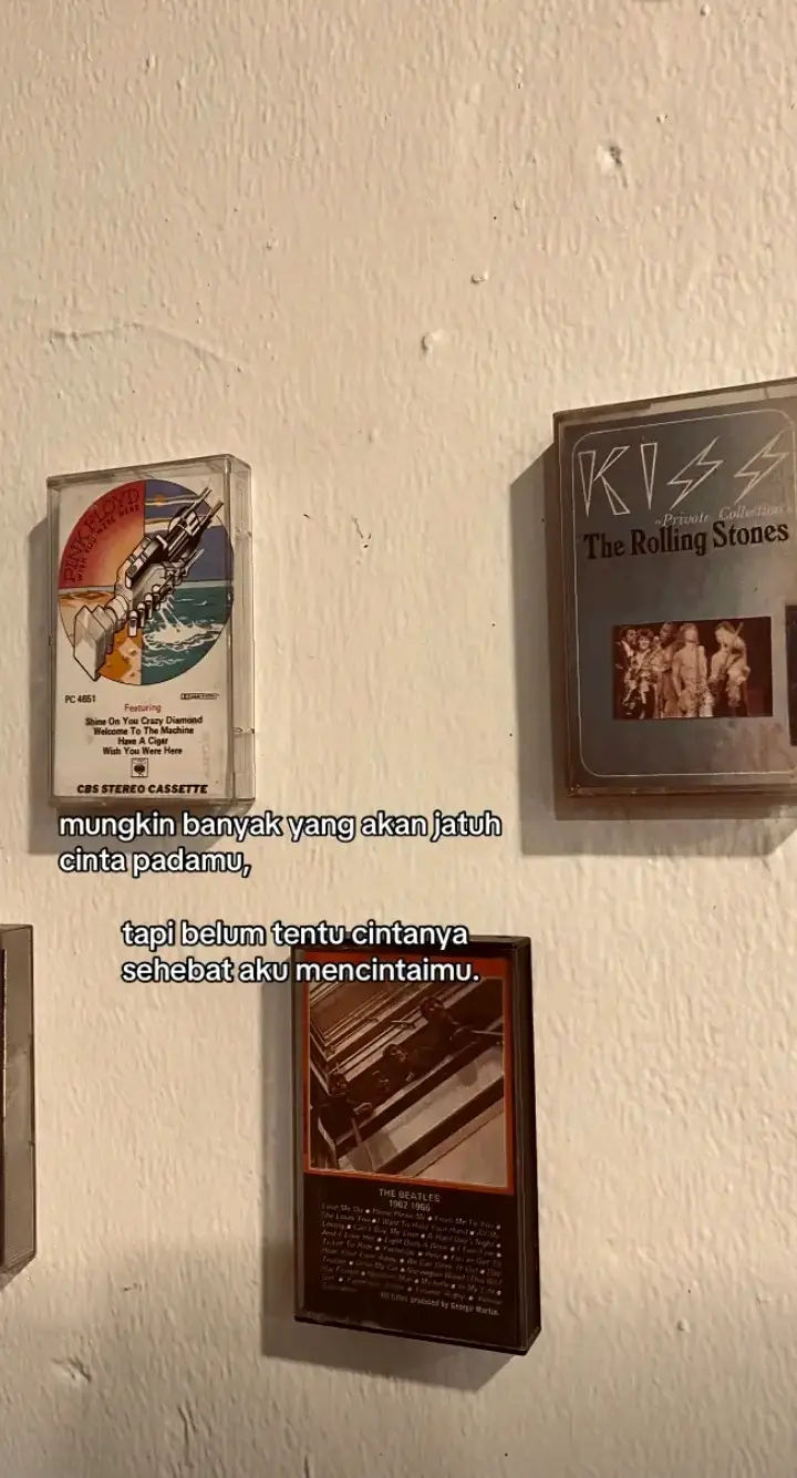 Bahan-bahan: 1 piring nasi putih (lebih enak kalau nasi dingin/semalam) 2 siung bawang putih, cincang halus 3 siung bawang merah, iris tipis 1 butir telur ayam 3 sdm kecap manis 1 sdm saus sambal (opsional, kalau suka pedas) 1 sdt garam ½ sdt kaldu bubuk (opsional, biar lebih gurih) 2 sdm minyak goreng Topping sesuai selera: ayam suwir, sosis, bakso, udang, atau kerupuk Cara membuat: 1. Panaskan minyak dalam wajan. 2. Tumis bawang merah dan bawang putih hingga harum dan agak kecoklatan. 3. Masukkan telur, orak-arik hingga matang. 4. Tambahkan bahan tambahan (ayam, sosis, bakso, dll), aduk sebentar. 5. Masukkan nasi putih, aduk rata hingga tidak menggumpal. 6. Tambahkan kecap manis, garam, kaldu bubuk, dan saus sambal. 7. Aduk rata sampai nasi berubah warna cokelat keemasan dan harum. 8. Angkat, lalu sajikan dengan irisan mentimun, tomat, dan kerupuk. 👉 Tips biar lebih enak: pakai nasi yang agak kering (bukan nasi baru matang), dan tumis bumbunya agak lama biar wangi.