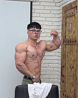 THE CRAZY SCHOOLBOY🤓 @f.cheremin  #gym #GymTok #fy #fyp #bodybuilding 