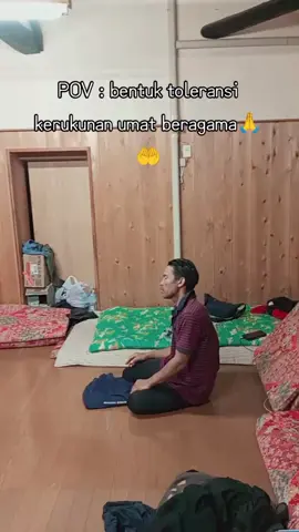 walaupun jauh di negeri orang,tetap melaksanakan kewajiban ibadah sesuai dengan keyakinannya masing-masing,dan inilah salah satu bentuk nyata cara penerapan kerukunan umat beragama 🙏🤲 #viral #fyp #kenshuseijapan🇮🇩🇯🇵🎌 #indonesia🇮🇩 #kulijepang🇯🇵 