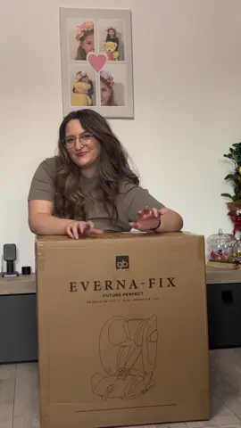 Unboxing Scaun Auto gb Everna-Fix (9-36 kg) – London Grey | Bucuria Bee-ei și un Nou Nivel de Confort După 5 ani de drumuri parcurse  și aventuri în primul nostru scaun auto, am simțit că este momentul pentru o schimbare – una care să aducă mai mult confort și siguranță pentru Beea. Iar cadou iepurașului a venit mai devreme anul acesta cu scaunul auto gb Everna-Fix London Grey.  Acesta a ste potrivit pentru copii între 9 și 36 kg, și l-am găsit pe smartbaby.ro.  Ce ne-a convins să alegem gb Everna-Fix? 🚘Protecție laterală integrată (L.S.P.) pentru siguranță sporită 🚘Conectare ISOFIX pentru stabilitate 🚘Tetieră reglabilă și spătar adaptabil – pentru o creștere armonioasă 🚘Design modern și materiale confortabile 🚘Potrivit de la 9 luni până la 12 ani 🚘Potrivit cu mașina pe care o avem  Beea a fost super încântată când l-a văzut, iar reacția ei spontană ne-a topit! Am surprins acel moment în acest video ca să rămână o amintire specială. Revenim cu  detalii despre funcții și impresii și vom povesti într-un video separat despre montaj. Până atunci, te invităm să te bucuri alături de noi de acest mic moment de bucurie autentică! Pentru mai multe modele și detalii intrați pe site-ul celor de la @Smart Baby x Coccolle #Unboxing #ScaunAuto #mamici #viitoaremamici #siguranta [AD]