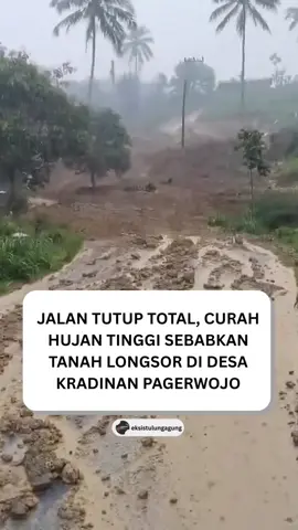 Terlihat material longsoran di Kradinan Pagerwojo memenuhi badan jalan, sehingga akses tutup total. Tetap waspada ya, cah. Hujan deras gini, sebaiknya di rumah aja atau yang sedang di luar jangan kemana-mana dulu ___ #EksisTulungagung #Tulungagung 