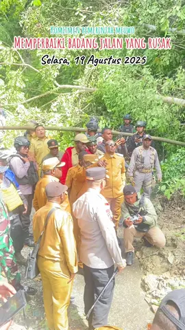 Komitmen pemerintah kabupaten Dogiyai, Deiyai, dan Paniai untuk memperbaiki badan jalan yang rusak longsor parah. Komitmen pemerintah kabupaten Dogiyai, Deiyai, dan Paniai untuk memperbaiki badan jalan yang rusak akibat longsor parah sepanjang km 131 - 141 pada Selasa, 19 Agustus 2025.   