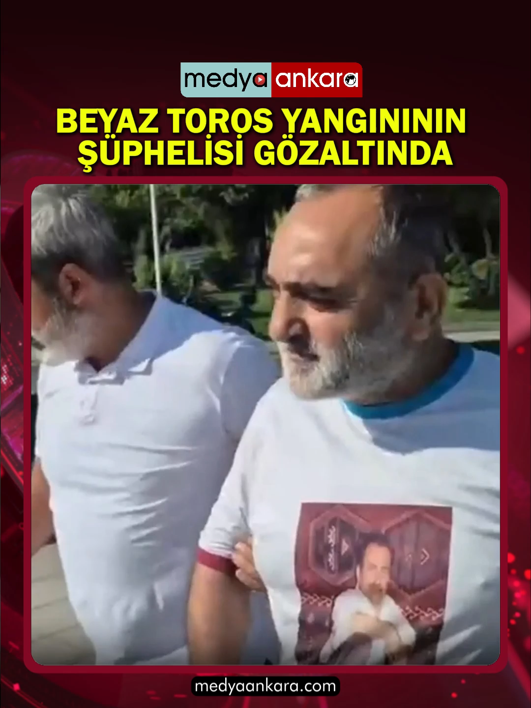 Beyaz toros yangınının şüphelisi gözaltında TBMM önünde gerçekleşen Beyaz Toros yangınının, Mersin’de ikamet eden, psikolojik rahatsızlıkları bulunan ve çok sayıda suç kaydı olan MEF isimli şahıs tarafından gerçekleştirildiği tespit edildi. Şüpheli şahıs gözaltına alınırken, olayla ilgili tahkikat başlatıldı. Ayrıca, TBMM önünde Beyaz Toros’u yakan şahsın güvenlik kameralarına yansıyan görüntüleri de ortaya çıktı. Emniyet yetkilileri, sürecin titizlikle yürütüldüğünü ve kamuoyuna saygıyla duyurulduğunu belirtti. #beyaztoros #tbmm #meclisönündeyangın #beyaztorosyangını #beyaztorosyangınıfaili