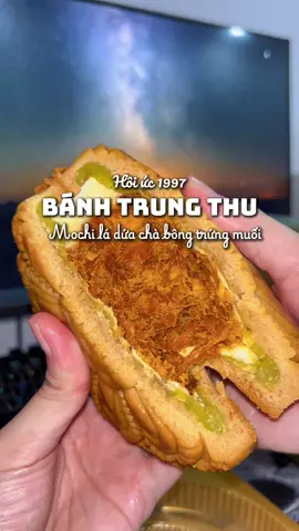 Bánh trung thu lá dứa mochi trứng muối chà bông, bánh nhà này năm nay tui ăn cái thứ 3 luôn rồi đó 🤣 #banhtrungthu #Ancungtiktok #mooncake #soholaan #tiktokfood 