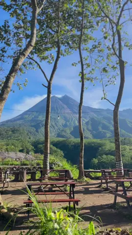 Nongki sambil menikmati Merapi yang menenangkan. Udara sejuknya bikin betah berlama lama ⛰️🍃☕️ 📍Gerbang Merapi Mountain View #gerbangmerapi #gerbangmerapikaliadem #gerbangmerapimountainview #wisatajogja #viewmerapi #jogja24jam #hidengemjogja #lavatourmerapi #infojogja #merapi #tempatnongkrong 