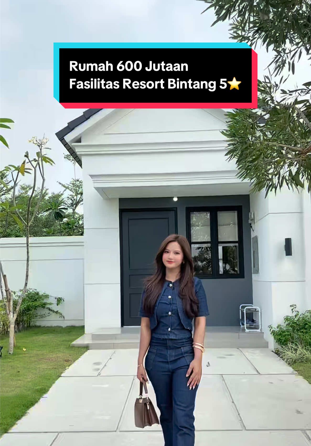 EDELWEISS GARDEN HOUSE✨ Rumah 600 jutaan tapi vibes-nya serasa staycation di villa?👀 Hari ini aku cobain langsung tipe Premium di Edelweiss Garden House – Kota Podomoro Tenjo @Kota Podomoro Tenjo dan bener-bener gak nyangka sih bakal selengkap ini: – Rumah luas dengan inner courtyard – Lifetime access ke Clubhouse mewah – Fasilitas lengkap mulai dari masjid, food center, sampai greenbelt 2,5 km – TOD Stasiun langsung di dalam kawasan, ke Jakarta cuma 40 menit! ⁣ Btw, rumah tipe Deluxe juga ga kalah keren loh, dengan desain multi-facade yang bisa kamu pilih sesuai gaya kamu!💓 #TheNextSerpong #KotaPodomoro #KPRHunt #KPRHunt 