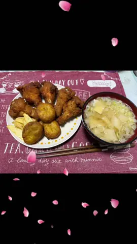 鶏の手羽元の唐揚げ作ってみた🥰 チキンナゲットとポテト付け合わせ お麩とネギと油揚げの味噌汁😊 お昼寝したから食いしん坊怪獣なってる🤣🤣