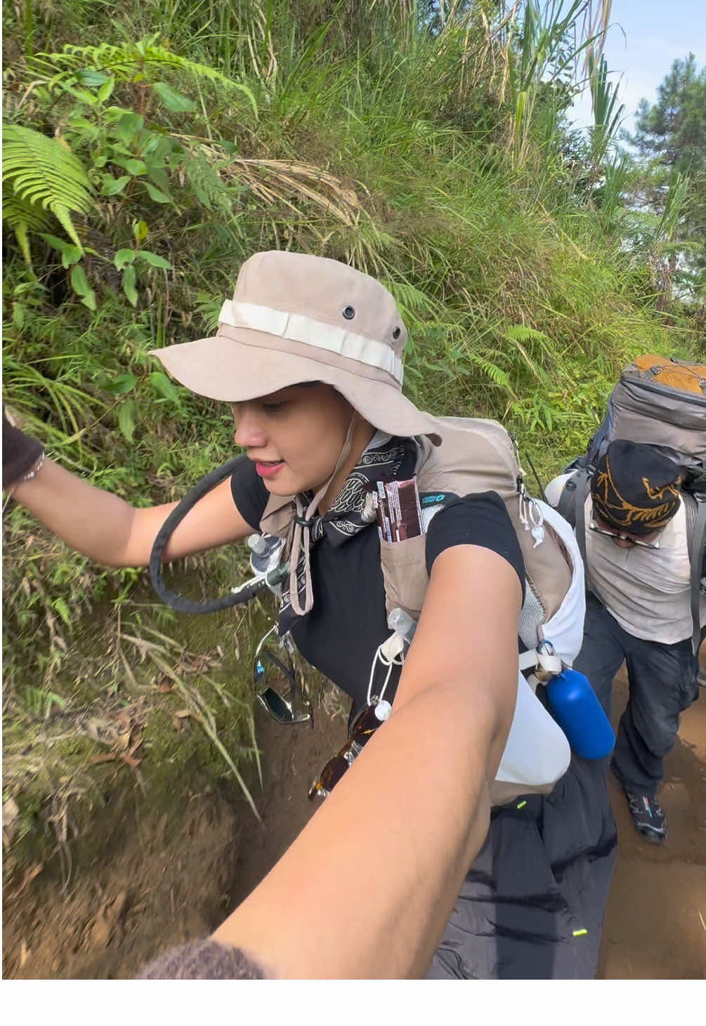 Naik gunung pertama kali dan langsung Merbabu via Suwanting tuh rasanya kaya lompat ke level medium tanpa tutorial dulu 😅. Awal jalan masih semangat, ketemu jalur nanjak panjang udah mulai mikir: “kok kaya gak abis-abis ya?” 😂 Tapi justru di situ kerasa serunya—tiap langkah, tiap ngos-ngosan, malah bikin makin sadar kalo naik gunung tuh bukan cuma soal kuat fisik, tapi juga sabar mental.  Perjalanan pertama ini ngajarin aku kalau langkah paling berat seringkali nganterin ke pemandangan paling indah. Dan ini bikin aku sadar: lelah, dingin, bahkan ragu di tengah jalan, semuanya cuma sementara. Yang abadi justru rasa syukur saat melihat matahari muncul pelan-pelan di atas lautan awan. 🌄✨