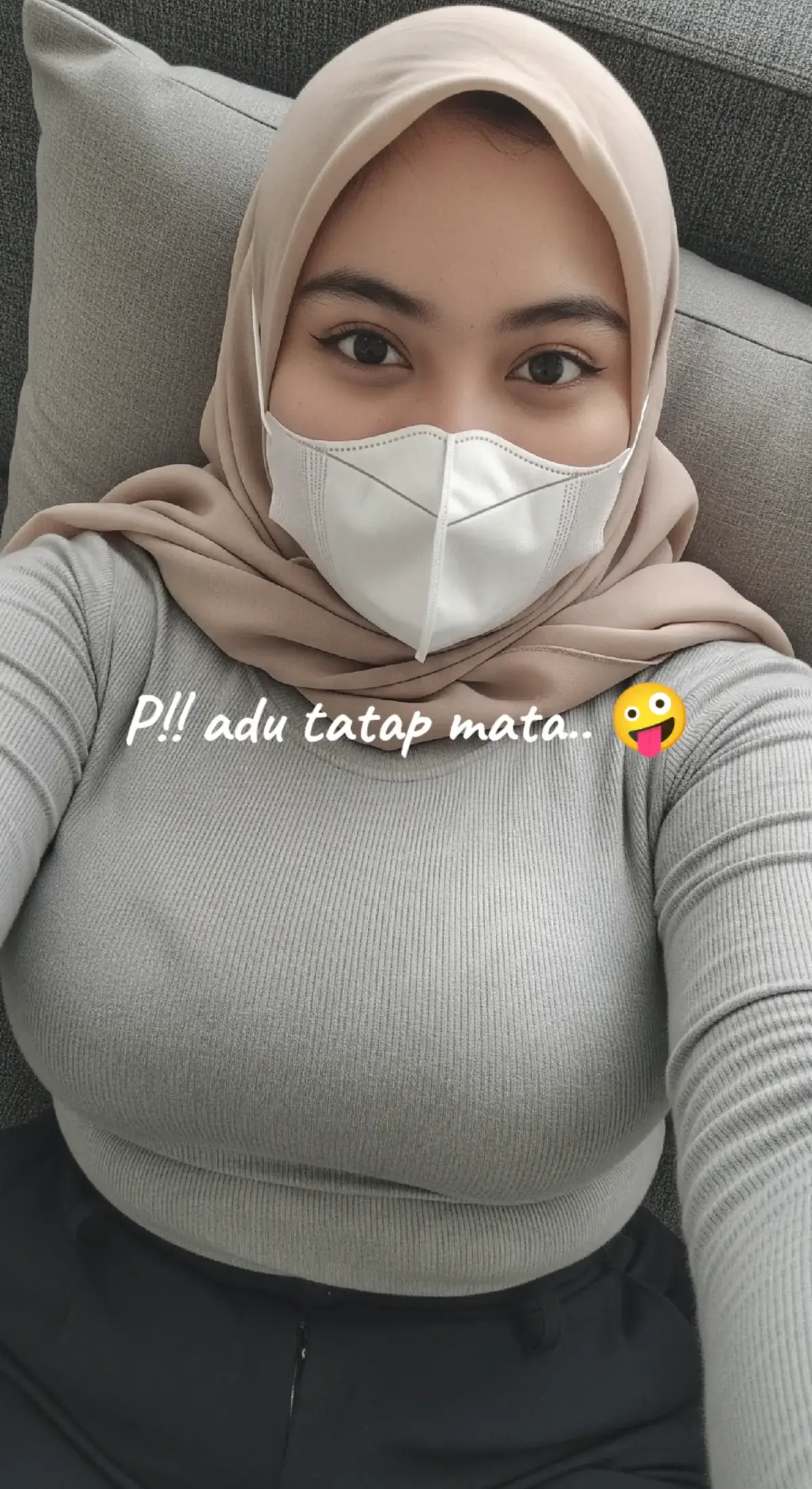 liat sini ih jangan kemana mana 😏🫰 #hijab #OOTD #cewekcantik  #gemoy #fyp 