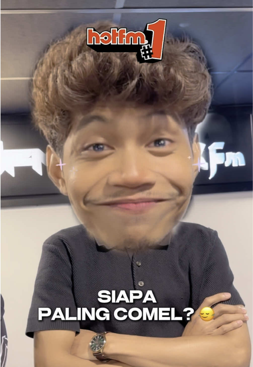 Oi aku nak tanya ni... suka matcha atau suka kopi? Ahhh lagu ni memang dah terngiang-ngiang je dalam kepala semua orang sekarang ni 😙 So guys, you guys pilih siapa? Mana satu paling comel? 😍 Petang ni penyanyi, @NAZU & @Fahimi datang studio, borak dengan Hot Squad.  #HotFMNo1 #HotFM #BekpesHot #YangHangatDanTerbaik #RadioNo1 #KJjadiDJ