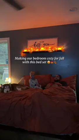 Do you change your bedding with the season?? I love to make every space as cozy as possible! 😍  #cozyszn #fallbedroom #falldecor #falldecorating #autumnaesthetic 