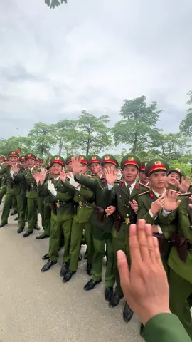 Tập làm người nổi tiếng cho quen 🤣🤣🤣. Sẽ rất nhớ các bạn khối nam sĩ quan cảnh sát . Lưu lại kỷ niệm 🥰🥰🥰