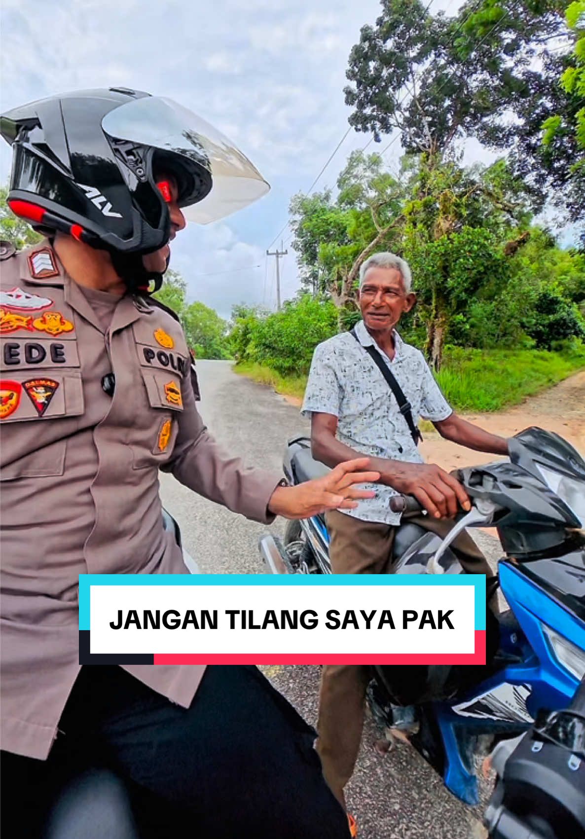 Kalau gak mau tilang gunakan helm ya pak,dan kalau mau ubannya hilang gunaka Shampo @Aestika Hair Coloring 😀#aestika #shampoopenghilanguban #shampooperawatanrambut #solusirambutberuban #aestikahaircoloringshampoo 