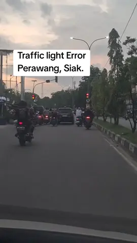 🚦 Lampu Lalu Lintas di Perawang Error Perawang, 17 Agustus 2025 – Lampu lalu lintas di Kota Perawang terpantau menyala merah dan hijau bersamaan. Kondisi ini sudah berlangsung cukup lama dan berpotensi membahayakan pengendara. Warga berharap Pemkab dan instansi terkait segera memperbaiki agar tidak menimbulkan kecelakaan di jalan raya. [MediatorPost