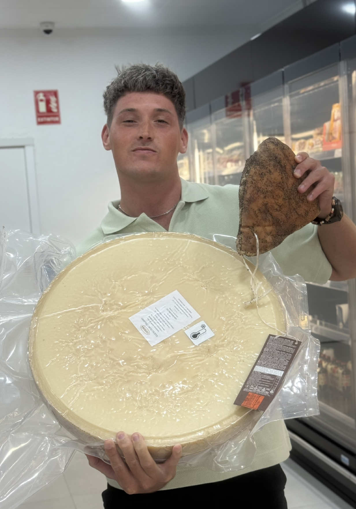 🛒 NUEVO SUPERMERCADO ITALIANO EN VALENCIA CON PRECIOS MUY BARATOS 🇮🇹🙊.  🏠 Italianissimo Valencia ⭐️ 5/5 📍 Camí Nou de Picanya, 5A, Patraix, 46014, Valencia. 👉 ¿Qué vas a encontrar aquí?  🗣️ Si eres un fanático de la pasta y de la cocina italiana, mucha atención a este sitio porque acaba de abrir en Valencia un supermercado 100% italiano con productos importados de Italia, y con precios más baratos que allí 😬.  💸 Lo de los precios no me lo creía mucho, y tampoco sé si es del todo cierto. No conozco el mercado italiano y no sé cuánta diferencia hay, pero en general son precios normales de supermercado español.  🇮🇹 Si sabes leer italiano es un puntazo porque ningún producto está traducido. Lo bueno es que es un idioma bastante intuitivo 😄.  😍 Además de una variedad increíble de quesos, embutidos, cafés, galletas, pastas o helados italianos, también tienes mogollón de productos con pistacho para ponerte las botas 🤤. Y las mejores marcas italianas: Kimbo, Mulino Bianco, Pan di Stelle, Lavazza, De Cecco y Rummo. ⏰ Abierto de lunes a sábado de 10.00h a 21.00h  💾 Guárdatelo.  . . #valencia #valenciafood #supermercado #italia #pistacchio 