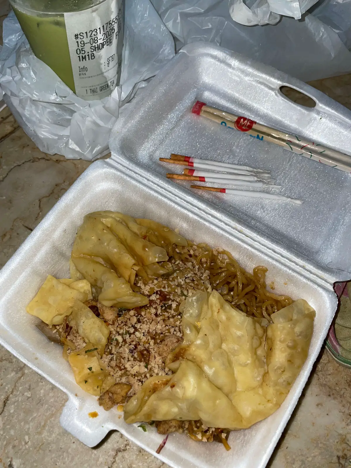 Langkah Langkah Membuat Mie Gacoan Bahan-Bahan Untuk mie & topping ayam: 200 g mie telur / mie keriting (bisa pakai instan tanpa bumbu) 200 g daging ayam cincang 3 siung bawang putih, cincang halus 2 sdm kecap asin 1 sdm kecap manis 1 sdm saus tiram ½ sdt merica bubuk ½ sdt kaldu bubuk (ayam) 2 sdm minyak untuk menumis Untuk minyak bawang (kunci khas Gacoan): 4 siung bawang putih, cincang halus 5 sdm minyak goreng Untuk sambal: 10–20 cabai rawit (sesuai level pedas) 2 siung bawang putih Garam secukupnya Minyak panas secukupnya 🔪 Cara Membuat 1. Buat minyak bawang Panaskan minyak goreng. Masukkan bawang putih cincang, goreng hingga kuning keemasan. Angkat, sisihkan minyak dan bawangnya (jangan sampai gosong, biar tidak pahit). 2. Masak topping ayam Tumis bawang putih dengan sedikit minyak. Masukkan ayam cincang, aduk hingga berubah warna. Tambahkan kecap asin, kecap manis, saus tiram, merica, dan kaldu bubuk. Masak sampai bumbu meresap, sisihkan. 3. Rebus mie Rebus mie telur/keriting hingga matang (jangan terlalu lembek, biar kenyal). Tiriskan, lalu campur dengan 1–2 sdm minyak bawang agar tidak lengket. 4. Buat sambal khas Gacoan Rebus cabai + bawang putih sebentar. Ulek halus dengan sedikit garam. Siram dengan minyak panas supaya aromanya keluar. 5. Sajikan Letakkan mie dalam mangkuk. Tambahkan topping ayam cincang. Siram dengan sambal sesuai level pedas (level 1–8 ala Gacoan). Taburi bawang goreng, bisa tambah pangsit goreng, siomay, atau ceker pedas sesuai selera. #gacoan #foryoupage #epyepe #trend #fypage #fyp #viralvideo #miegacoan #yoman 