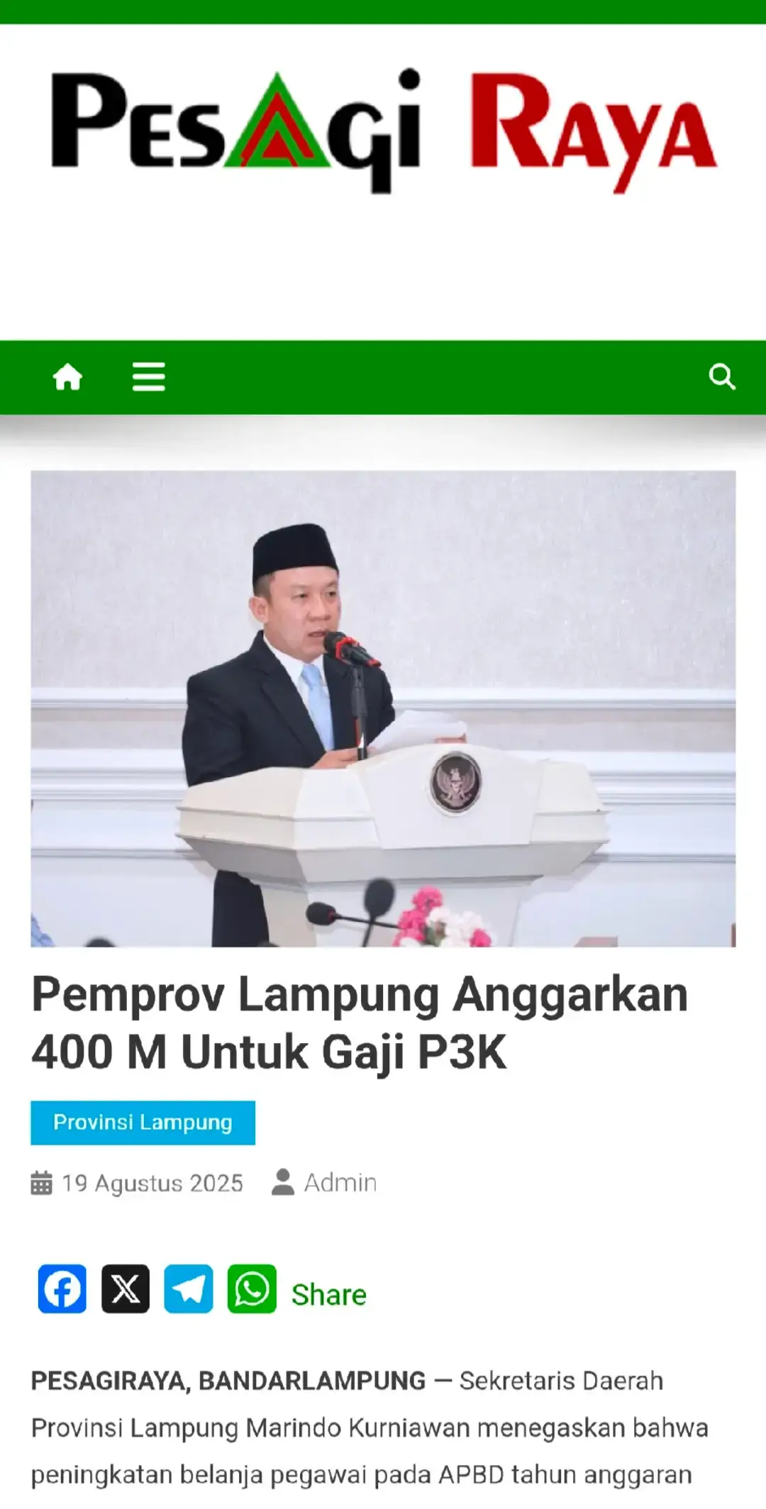 PESAGIRAYA, BANDARLAMPUNG — Sekretaris Daerah Provinsi Lampung Marindo Kurniawan menegaskan bahwa peningkatan belanja pegawai pada APBD tahun anggaran 2025 disebabkan oleh kewajiban penganggaran gaji PPPK. “Perlu kami sampaikan bahwa meningkatnya persentase belanja pegawai saat ini lebih disebabkan oleh adanya kewajiban alokasi anggaran kurang lebih Rp400 miliar untuk membayar gaji PPPK,” ujar Marindo , Selasa (19/8). Pernyataan tersebut disampaikan menanggapi masukan Wakil Ketua II DPRD Provinsi Lampung, Ismet Roni, yang meminta pemerintah provinsi melakukan rasionalisasi belanja pegawai karena dianggap telah melampaui batas maksimal 30 persen dari total belanja daerah sesuai rambu-rambu kebijakan fiskal. Marindo menjelaskan, kebijakan pengangkatan PPPK merupakan program nasional pemerintah pusat. Penetapan formasi PPPK beserta nomor induk kepegawaian mengharuskan pemerintah daerah mengalokasikan anggaran gaji di APBD, sehingga berimplikasi pada meningkatnya komposisi belanja pegawai dalam struktur anggaran. “Hal ini dialami tidak hanya oleh Provinsi Lampung, tetapi juga oleh banyak pemerintah daerah lainnya di Indonesia. Meski demikian, kami tetap memastikan APBD disusun secara sehat dan tetap mengutamakan keberpihakan terhadap peningkatan pelayanan publik dan pembangunan daerah,” jelasnya. Marindo juga menegaskan bahwa Pemprov Lampung menghargai pandangan konstruktif DPRD sebagai bagian dari fungsi pengawasan dan kemitraan dalam penyelenggaraan pemerintahan daerah. “Masukan DPRD kami terima sebagai bentuk sinergi kelembagaan. Kami akan terus melakukan efisiensi belanja operasional, memperkuat belanja pembangunan, serta menyusun kebijakan belanja yang akuntabel, transparan, dan berpihak pada kepentingan masyarakat,” ucap Sekdaprov. (*). #pemprov_lampung  #mirzanidjausal #marindokurniawan #pppk #p3k 