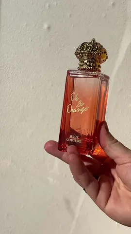 Juicy Couture Oh So Orange Edt is a light, joyful, and very summery fragrance. It opens with a juicy, orange explosion – top notes of mandarin, kumquat, and red berries. The heart unfolds with a delicate, floral-fruity bouquet, complemented by apricot blossom, jasmine, and gardenia. The overall composition is based on a creamy orange note with a touch of sandalwood and musk, which provide softness and longevity. To my surprise, the scent lasts quite long. The perfect perfume for warm summer days. AD @JuicyCoutureUk  #superdrugcustomercommunity