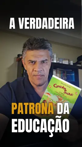 Conheça Branca Alves de Lima, a criadora da cartilha Caminho Suave que alfabetizou gerações de brasileiros! Com seu método simples e eficiente, ela ajudou mais de 48 milhões de pessoas a ler e escrever. Mas por que seu legado foi esquecido em favor de Paulo Freire? É hora de lembrar e homenagear essa gigante da educação! #BrancaAlvesDeLima #CaminhoSuave #Educação #Alfabetização #Legado