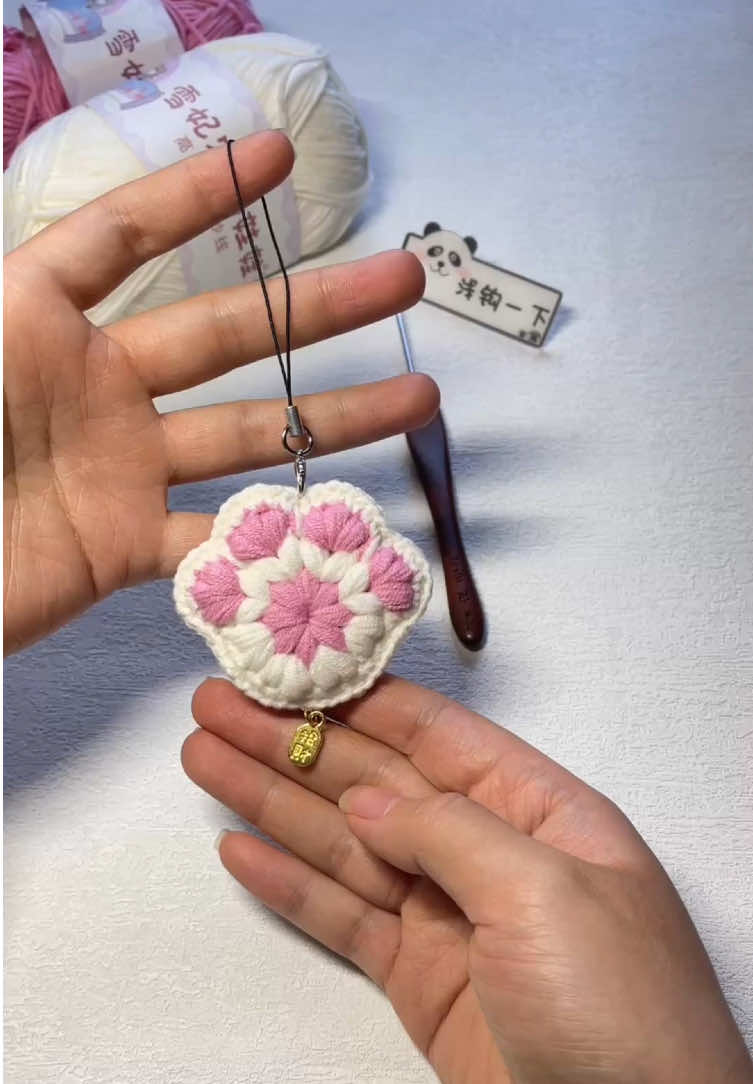 Crochet a cute cat’s paw pendant #crochet #handmade #handmadegifts #fyp #handmadewithlove #tiktok #crochettutorial #DIY #crocheting #tutorial #easycrochet 