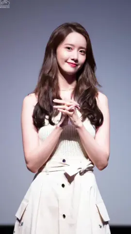 mau pake baju putih kuning merah hitam...dia tetap terlihat cantik dan menarik... #idolkpop #snsd #yoona #limyoona #smile #senyumituibadah #sudahkahandatersenyumhariini #senyumsemangat #dreamgirl #dewa19 