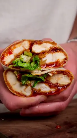 You need to try my Chilli Sesame Chicken Tender Wraps 😍 SAVE this recipe for later! 450g of chicken tender fillets. Tsp of smoked paprika. Salt and pepper, to taste. 75g of cornflakes, break these up with your hands. 2 eggs - beaten. Low calorie cooking spray. 3 tortilla wraps. 1/2 tosp of light mayonnaise, per wrap. Lettuce - chopped. Sriracha Mayo, to taste. 1/2 tosp sesame seeds. Spring onion - finely chopped. For the Sweet Chilli Sauce: 3 tbsp of sweet chilli sauce. Tbsp dark soy sauce. Tbsp of sriracha. Tosp of runny honey. Tosp of rice wine vinegar. #chickenwraps #highprotein #chillichicken #healthy #mealprep