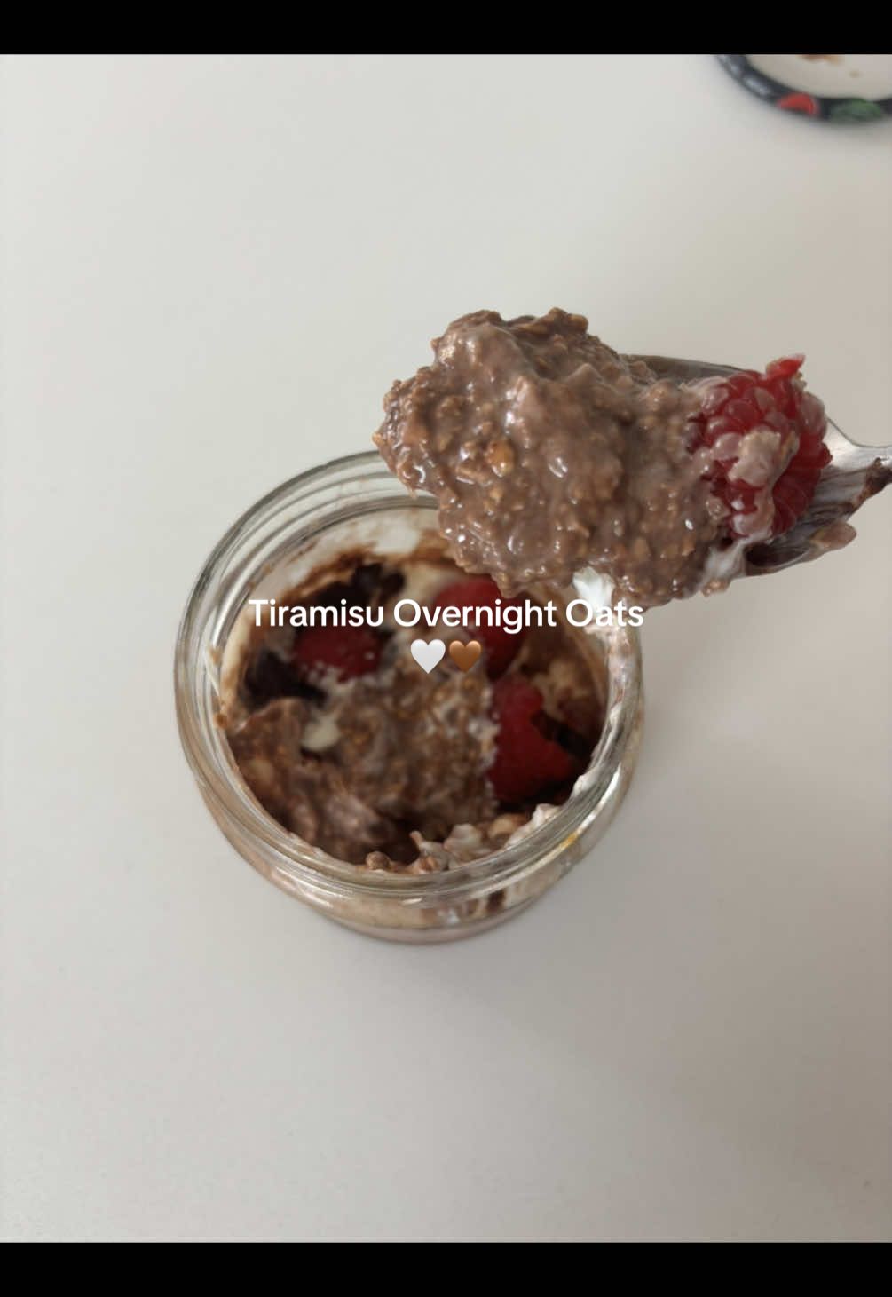 okay this is too good not to share ✨  recipe: 50g oats 1 espresso shot ☕ 1 tsp chia seeds 1 tsp honey 1 tsp cocoa powder 40ml milk topping: 60g greek yoghurt cocoa powder on top 🤍 #overnightoats #tiramisu #breakfastideas