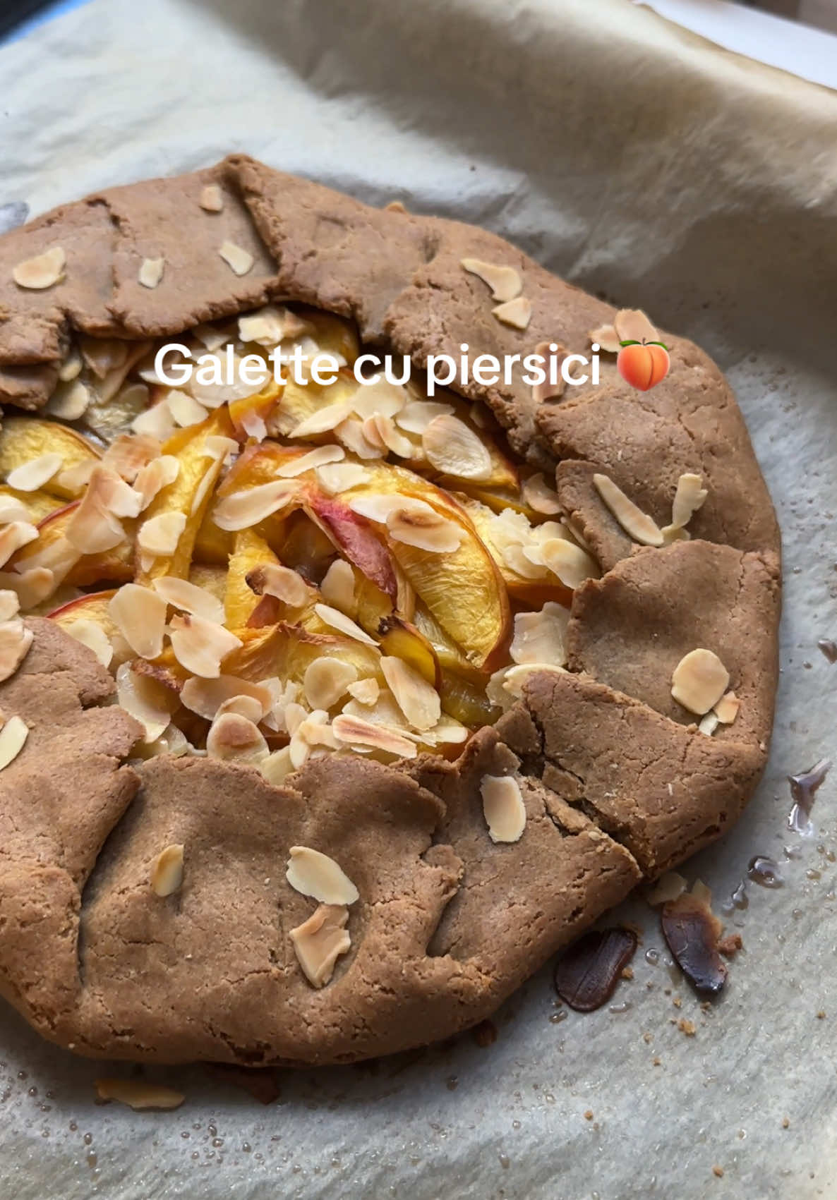 Galette cu piersici 🍑  Urmărește Instagram: angela_nicolaeva  Ingrediente pentru aluat 	•	200 g făină din hrișcă verde 	•	100 g unt rece 	•	1-2 ouă  	•	½ linguriță esență naturală de vanilie 	•	Un praf de sare Ingrediente pentru umplutură 	•	1-2 piersici coapte, feliate 	•	2–3 linguri migdale blanșate ⸻ Mod de preparare 	1.	Aluatul – Amestecă făina cu sarea. Adaugă untul rece tăiat cubulețe și frământă rapid cu vârful degetelor până obții un amestec nisipos. Încorporează oul și vanilia. Frământă ușor, formează o bilă, învelește-o în folie și las-o 30 min la frigider. 	2.	Umplutura – Taie piersicile felii subțiri și toacă migdalele grosier. 	3.	Asamblare – Întinde aluatul pe hârtie de copt într-un disc de 3–4 mm grosime. Așază piersicile în centru, presară migdalele deasupra și lasă o margine liberă de 4–5 cm. Împăturește marginile spre interior. 	4.	Coacere – Pune galettea în cuptorul preîncălzit la 180°C pentru 30–35 min, până marginile devin aurii. 	5.	Servire – Lasă să se răcorească ușor și servește sim