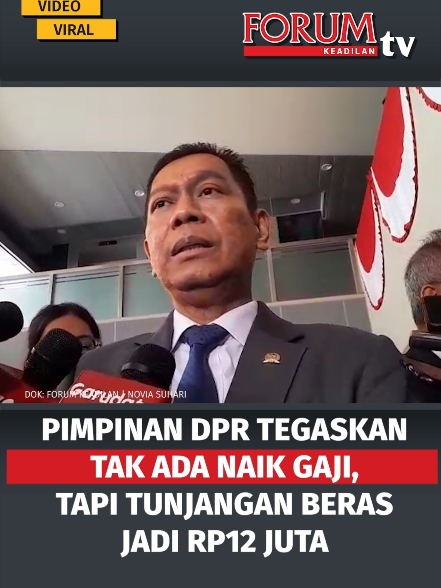 Wakil Ketua DPR RI dari Fraksi Golkar, Adies Kadir, menegaskan bahwa tidak ada kenaikan gaji pokok bagi para anggota Dewan Perwakilan Rakyat (DPR). Namun, ia mengakui adanya penyesuaian pada tunjangan tertentu, terutama tunjangan beras dan bensin. Menurut Adies, gaji pokok anggota DPR saat ini masih berada di kisaran Rp6,5 juta hingga Rp7 juta per bulan. Namun, tunjangan beras mengalami kenaikan dari sebelumnya Rp10 juta menjadi Rp12 juta per bulan. Sementara itu, tunjangan bensin yang sebelumnya Rp4-5 juta kini naik menjadi Rp7 juta. Baca lainnya di forumkeadilan.com #dpr #golkar #adieskadir #gajidpr #tunjanganberas #tunjanganbensin #politikindonesia #isuhangat #forumkeadilan