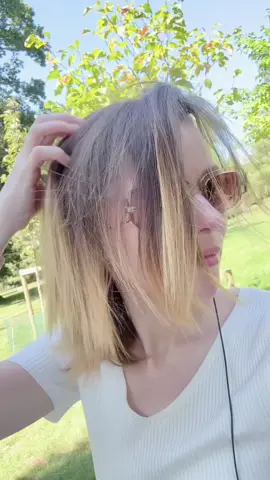 10 mins, golden blonde, unstoppable vibes ✨ @dpHUE #glossyhair #hairtreatment ##hairglowup #blondehighlights 