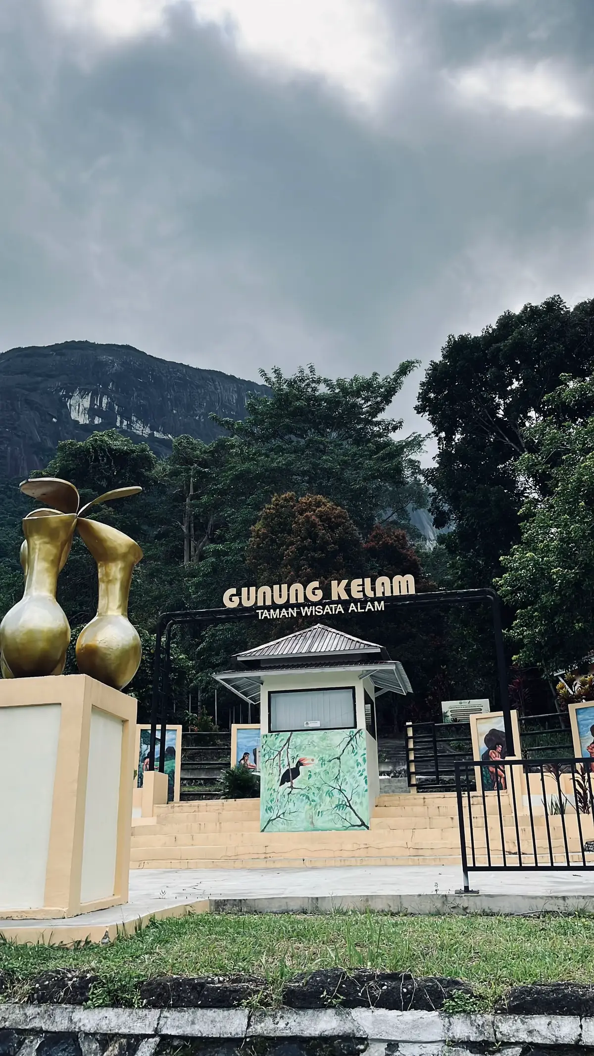 (Pendakian pada tanggal 16-17 Agustus) Bukit Kelam, sebuah batu monolit raksasa di Kalimantan Barat, menyimpan berbagai cerita rakyat dan legenda yang menarik. Salah satu cerita yang paling populer adalah tentang seorang pemuda sakti bernama Bujang Beji yang berusaha membendung Sungai Melawi dengan memikul batu besar dari Gunung Nanga Silat. Namun, usahanya gagal karena ulah para dewi yang menertawakannya, dan batu tersebut jatuh di tempat yang sekarang dikenal sebagai Bukit Kelam. #17agustus #batuterbesardidunia #bukitkelamsintang #pendakigunung #fyp 