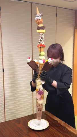 日本一高い120cmの超巨大パフェ！ 店名：カフェオリンピック 最寄り駅：観光通駅（長崎） 名物「長崎夢タワー」は高さ120cmの迫力満点パフェ。色鮮やかなフルーツやアイスが豪華に盛り付けられそのインパクトは圧巻！ テレビや雑誌でも度々紹介される話題の一品で運ばれてくる瞬間は誰もが歓声をあげるほど！ 完食すると特別な証明書がもらえるので仲間と挑戦すれば忘れられない思い出になること間違いなし。 長崎夢タワーのお値段は9,900円。 住所：長崎県長崎市浜町8-13 仲見世ビル 2F 最寄り駅：観光通駅から徒歩3分 営業時間：11:00〜20:00 定休日：不定休 #長崎グルメ #パフェ #japanesefood Japan’s Tallest 120cm Giant Parfait in Nagasaki Cafe Olympic in Nagasaki is famous for its “Nagasaki Dream Tower,” a 120cm tall parfait packed with colorful fruits and ice cream. Featured on TV and magazines, its grand size shocks everyone when served. Finish it all and you’ll get a special certificate. Perfect for a fun group challenge. Price: 9,900 yen Address: 8-13 Hamamachi, Nagasaki, Nakamise Bldg 2F Hours: 11:00–20:00 Closed: Irregular