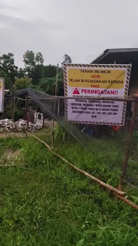 kami udah memagar lahan ini.  namun mereka tetap membongkar. di ajak ngomong baik baik , mereka pura−pura tadak dengar.  pura−pura bodoh. macamana lah teman−teman cara mengatasi nya..? Selain lapor polisi.  karena kami udah lapor polisi. #peremantanah #mafiatanahpontianak #peremantanah #pontianakinformasi 