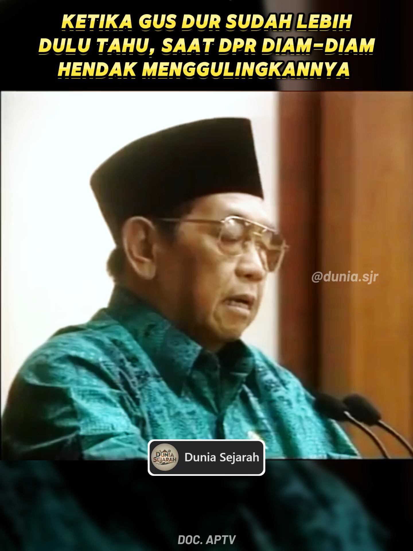 Gus Dur Sudah Mengetahui Ketika DPR ingin Menggulingkannya Abdurrahman Wahid atau Gus Dur, Presiden ke-4 Republik Indonesia, dikenal sebagai sosok yang berani mengambil keputusan di luar kebiasaan politik saat itu. Namun, gaya kepemimpinannya yang sering dianggap kontroversial justru membuat hubungannya dengan Dewan Perwakilan Rakyat (DPR) kerap memanas. Salah satu penyebab utamanya adalah tindakan Gus Dur yang sering mengganti atau memecat pejabat tinggi negara tanpa memberikan alasan yang jelas. Langkah-langkah inilah yang perlahan mengikis dukungan DPR terhadap dirinya. Situasi semakin runyam ketika Gus Dur melontarkan komentar tajam dengan menyebut DPR sebagai “kumpulan anak taman kanak-kanak”. Pernyataan itu membuat parlemen tersinggung berat dan mendorong wacana Sidang Istimewa MPR. Ketegangan politik nasional pun mencapai titik krisis. Dalam upaya mempertahankan posisinya, Gus Dur meminta menterinya untuk mengumumkan keadaan darurat. Akan tetapi, permintaan tersebut ditolak sehingga memperlihatkan semakin rapuhnya dukungan politik terhadap dirinya. Akhirnya, pada 23 Juli 2001, MPR menggelar Sidang Istimewa yang menghasilkan keputusan bersejarah: Gus Dur diberhentikan dari jabatannya sebagai presiden, dan digantikan oleh Megawati Soekarnoputri yang naik menjadi Presiden ke-5 RI. Peristiwa ini menjadi catatan penting perjalanan demokrasi Indonesia. Lengsernya Gus Dur memperlihatkan bagaimana tarik-menarik antara kekuasaan eksekutif dan parlemen bisa berakhir pada transisi kepemimpinan yang dramatis sekaligus menentukan arah politik bangsa di masa berikutnya.