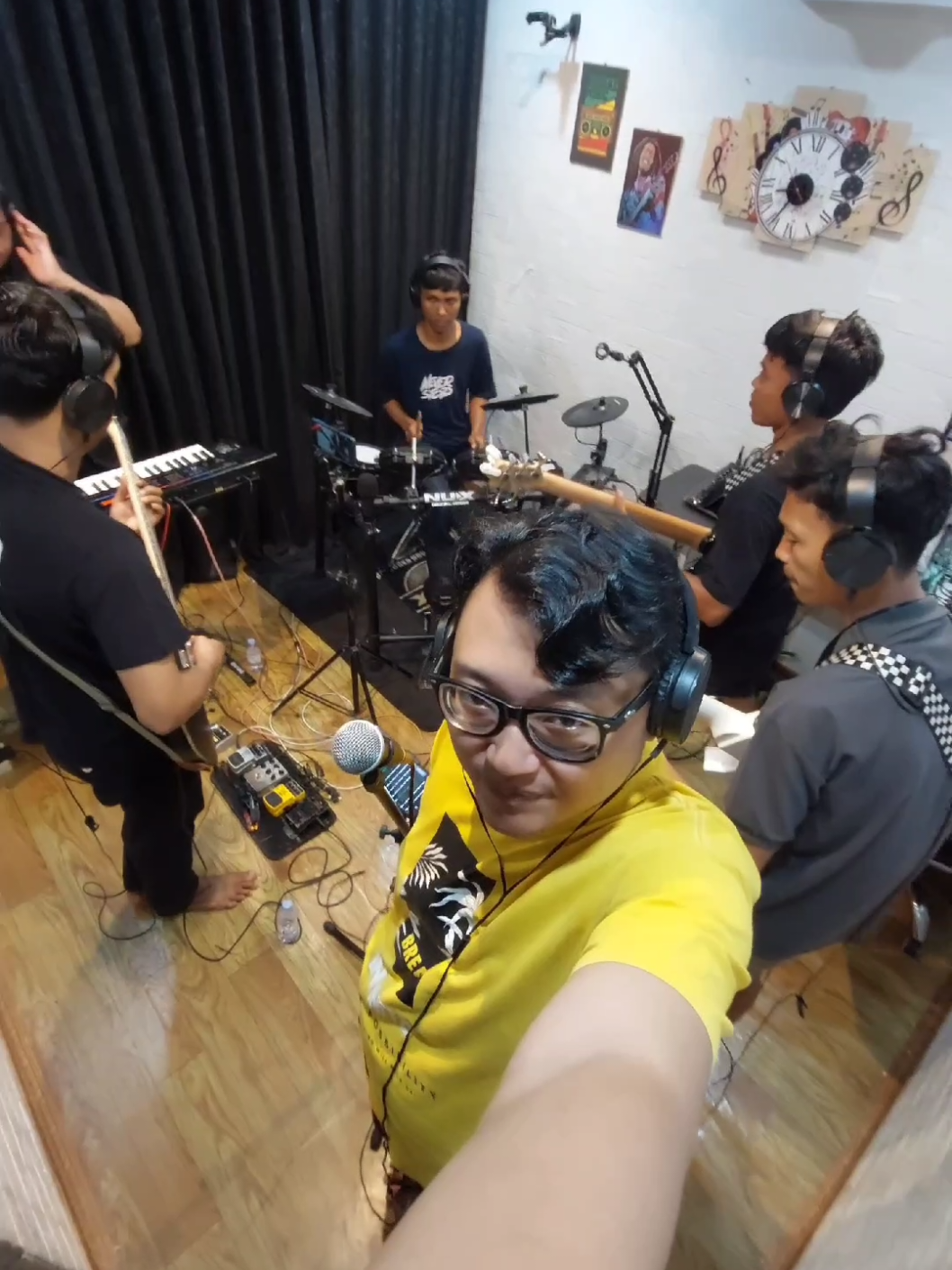 Bendera new version  Cipt : eross candra di populerkan @cokelat_band  Cover : @romanticband.official  @hendrawand46  @Robiansyah Achmad   @idoygitts   @rifi_haryanto25  @Whisnupunyaselera  @kasdul1212   #bendera #benderanewversion #cokelatband #fyp #cover 