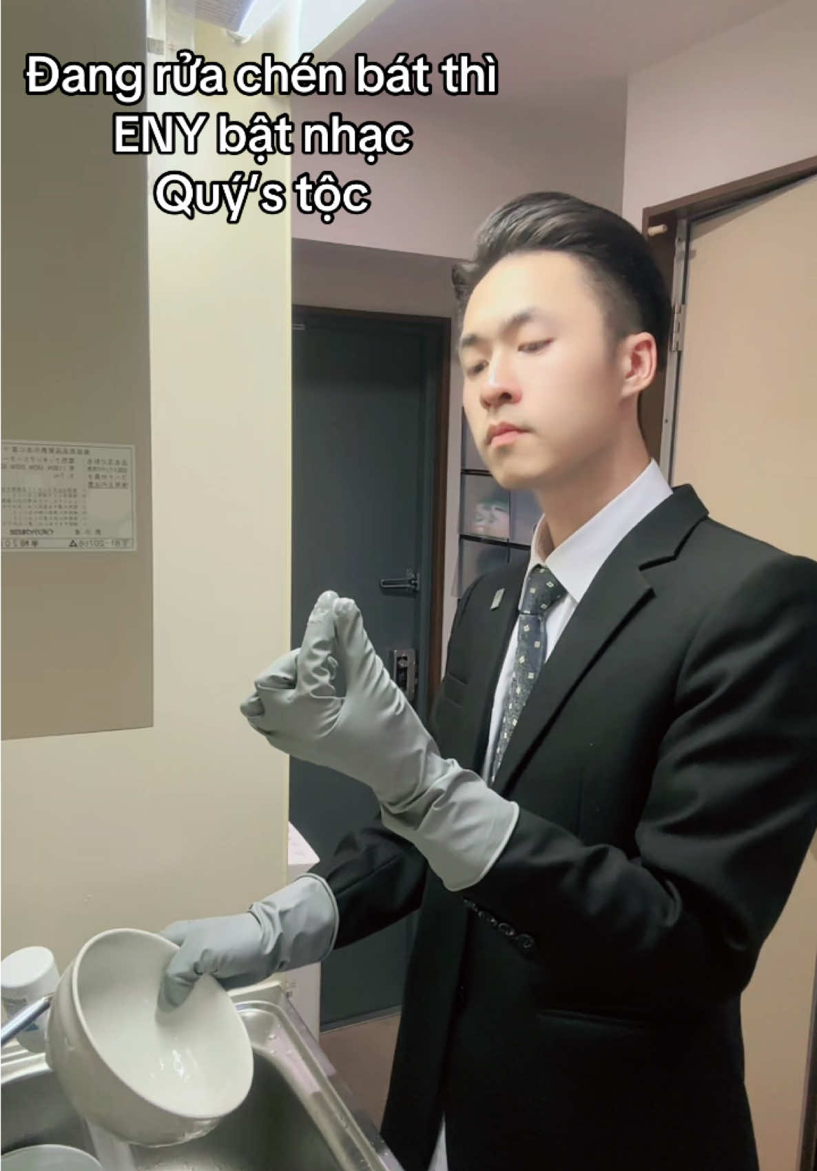 Rửa chén bát aristôcratic trên nền nhạc giao hưởng buông đôi tay nhau ra… #longcoithichlaixe #buongdoitaynhaura #nhacgiaohuong #sontungmtp #fyp 