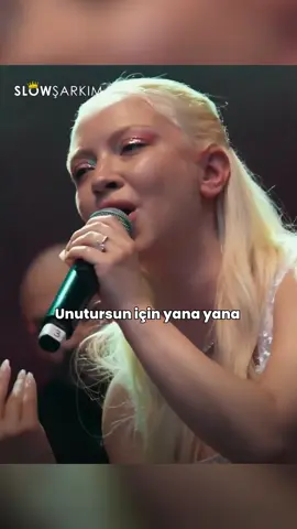 Ece Seçkin şarkıyı söylerken canı yanıyomuş gibi 