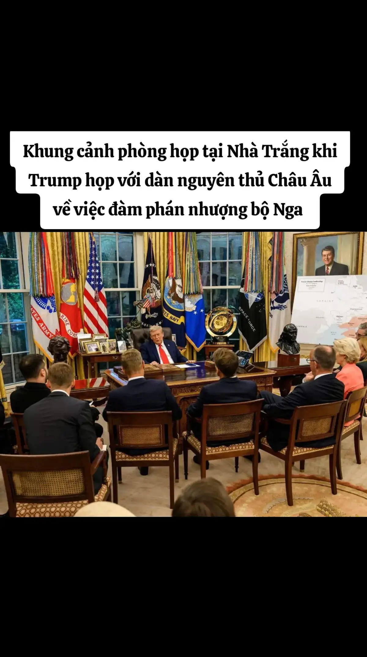 Đêm qua , theo giờ VN, Trump đã triệu tập dàn nguyên thủ của Đức, Pháp, Anh, Ukraine, Ý, Hà Lan, Phần Lan , chủ tịch EU, tổng thư ký Nato, để ông ta chỉ đạo họ thực hiện các công tác đàm phán ngừng bắn tại Ukraine. Vấn đề là họ bàn cái gì, thì kênh không nắm. Chỉ là cái cách Nhà Trắng bố trí chỗ ngồi họp như thế này, và rồi chụp ảnh công bố thế giới, cho kênh liên tưởng tới cảnh họp của xã đoàn nào đó. Trong đó, Don Corleone Trump được đàn em hôn vào bàn tay . Chứ kênh chẳng nhận ra được đây là cuộc họp vì hòa bình thế giới công bằng. ------ Đã có fb theo phong cách mới của GNCT : facebook.com/gocnhinchinhtri #gocnhinchinhtri #hoaky🇺🇸 #ukraine🇺🇦 #nga