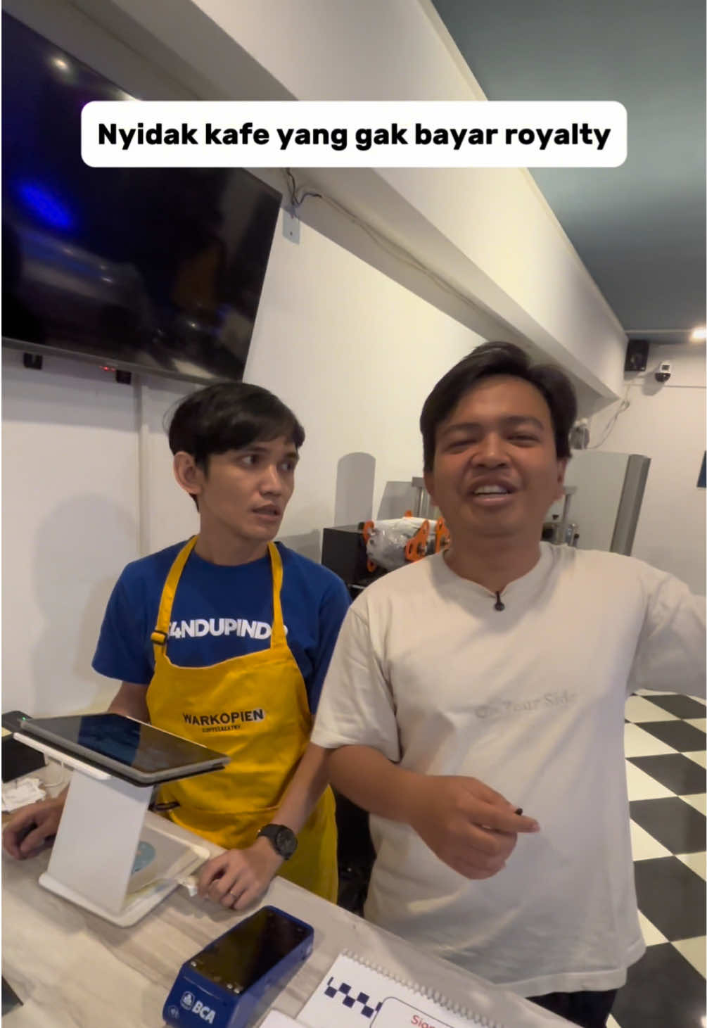 Kafe muterin suara pemimpin sih harusnya gak kena royalty ya 