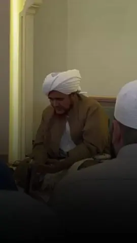 Some verses in praise of our Beloved RasulAllah ﷺ being recited in the presence of our teacher, Sayyidi Habib Umar, during the Jordan Dowra currently taking place at Al-Rahma Institute 💚