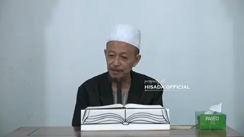 Kadang kita lupa, setiap kata yang meluncur dari mulut, tidak pernah benar-benar hilang. Ia tercatat, ia disaksikan, dan ia akan ditagih kelak. Ya Allah. Betapa ngerinya jika nanti aku berdiri di hadapan Allah, lalu kudapati diriku tercatat sebagai pendosa— bukan karena aku meninggalkan shalat, bukan karena aku lalai dalam puasa, tapi karena aku pernah mencela saudaraku dengan kata-kata. Semoga Aliah melindungi kita semua 🥺 #kajianislam #kajiansunnah #fypシ゚ #fyppppppppppppppppppppppp #foryoupageofficiall 