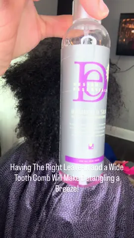 No curly hair was broken or damaged in the making of this video 😏. Detangling doesn’t have to be a struggle. The right leave-in conditioner paired with a wide tooth comb can make all the difference! Not only does it help you glide through tangles with ease, but it also prevents unnecessary breakage and keeps your hair healthy and manageable.  Healthy hair starts with the right tools + the right routine! 📅 Ready for a hair care experience that makes detangling simple and growth achievable? Book your appointment with me today! Can’t wait to see you 🫶🏽.