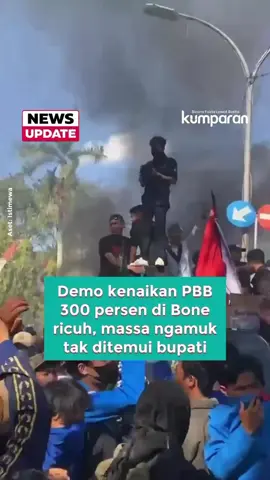 #Repost @kumparancom Massa menggelar aksi demo di depan kantor Bupati Bone, Sulsel, Selasa (19/8). Mereka memprotes kenaikan Pajak Bumi dan Bangunan Pedesaan dan Perkotaan (PBB-P2) yang disebut naik hingga 300 persen. Awalnya demo berjalan kondusif, namun situasi mulai memanas ketika massa mencoba masuk ke kantor bupati dengan menerobos kawat berduri. Massa juga membakar ban bekas dan melemparkan air mineral ke arah kantor. Mereka marah karena tidak ditemui oleh Bupati maupun perwakilan pemerintah daerah. Polisi yang berjaga terus mengimbau agar massa tidak melakukan tindakan anarkis, namun hingga sore hari orasi dan dorongan massa masih berlangsung di sekitar kantor bupati. 📸: Dok. Istimewa.  Follow WhatsApp Channel kumparan untuk dapat Informasi terpercaya dikirim langsung ke WhatsApp kamu. Ketik kum.pr/WAchannel di browser kamu sekarang, agar bisa share informasi tanpa ragu.⁠ #newsupdate #update #news #vidol 