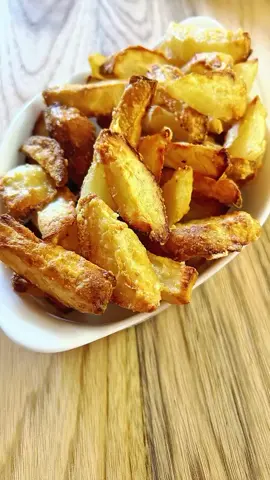 Batatas Crocantes com Parmesão na Airfryer Ingredientes: 	•	7 batatas inglesas médias 	•	50 g de queijo parmesão ralado 	•	Sal a gosto Modo de preparo: Para mais detalhes, assista ao vídeo com o passo a passo completo. #BatataNaAirfryer #BatataCrocante #receitas 