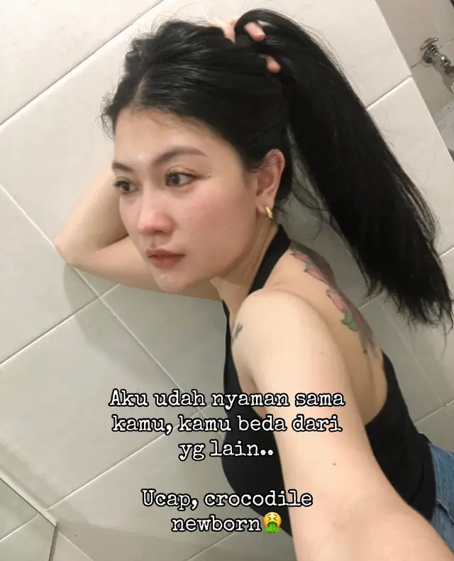 Lebih nyaman nyender ditembok ga si??? #fyppppppppppppppppppppppp #fypage #fypシ 