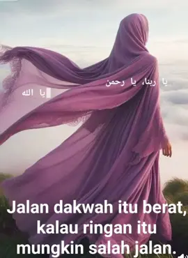 JALAN DAKWAH ITU BERAT, KALAU RINGAN, MUNGKIN SALAH JALAN Abu Miqdad  Menyeru manusia ke jalan Allah SWT adalah kuajiban sekaligus ibadah yang akan mengantarkan pelakunya mendapatkan derajat yang sangat tinggi dihadapan Tuhannya.   firman Allah SWT : وَمَنْ اَحْسَنُ قَوْلًا مِّمَّنْ دَعَآ اِلَى اللّٰهِ وَعَمِلَ صَالِحًا وَّقَالَ اِنَّنِيْ مِنَ الْمُسْلِمِيْنَ “Siapakah yang lebih baik perkataannya daripada orang yang menyeru kepada Allah, mengerjakan amal saleh, dan berkata, ‘Sesungguhnya aku termasuk orang-orang yang berserah diri”  (QS. Fussilat: 33). Dakwah juga merupakan aktivitas terpenting dari para Nabi. Jalan yang penuh pengorbanan, tetesan keringat, air mata bahkan tetesan darah. Mulianya aktifitas dakwah bukan menjadikan pelakunya berada dalam kenyamanan. Karena sejatinya, jalan dakwah itu berat karena harus menghantam kekufuran. Berat karena ia harus melawan sistem yang menindas dan dzalim. Maka, kalau ada yang berdakwah tapi jalannya terasa mulus, full senyum, bahkan mendapatkan banyak sponsor dan kedudukan duniawi, maka patut kita bertanya: sudah benarkah jalan dakwahnya ?. Sebab para Nabi dan Rasul tidak mencontohkan demikian.  Sunnatullah: dakwah penuh ujian Sejarah para nabi sudah cukup jadi bukti bagaimana beratnya jalan dakwah itu. Baginda Rasulullah SAW pun pernah dihina, difitnah, dakwahnya diboikot bahkan dilempari batu hingga kaki beliau berdarah.  Apakah kita mengira jalan dakwah yang kita tempuh akan lebih mudah dari jalan para Nabi dan Rasul ?  Rasul SAW bersabda: 