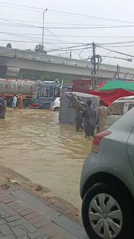 awam ki hat gai 🤣🤣   #viral #viralvideo #karachiweather  #barish 